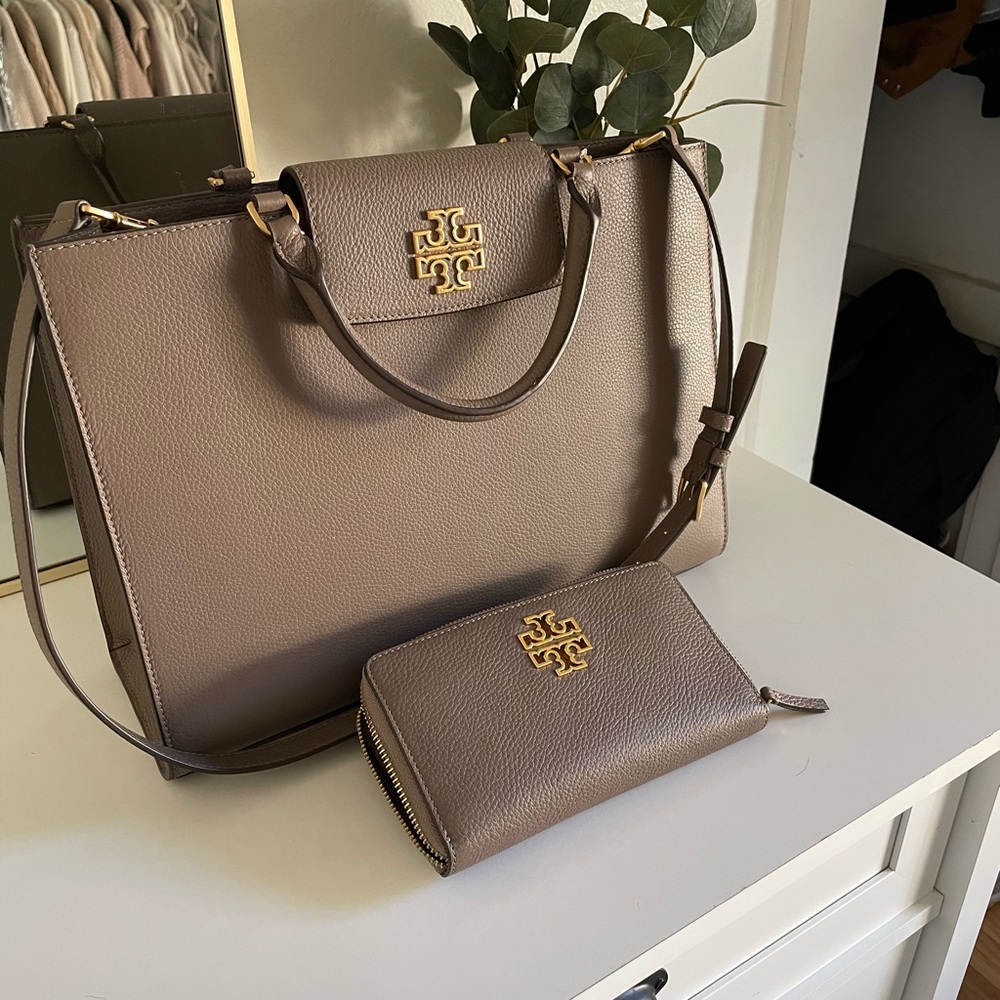 Brand new with tag Tory Burch bag and wallet with key card, only been used once